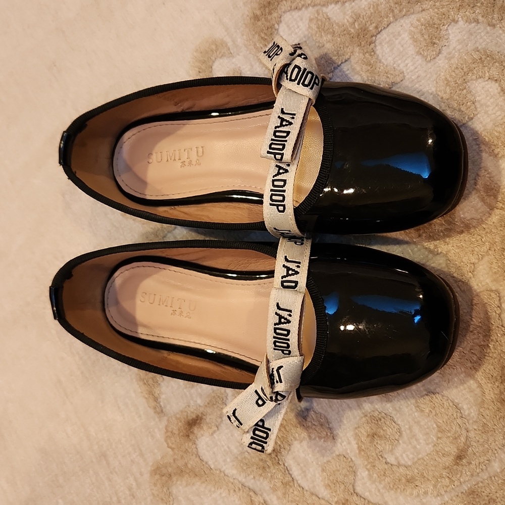 Beautiful fashion black patent and leather designer inspired dress shoes 33EURO